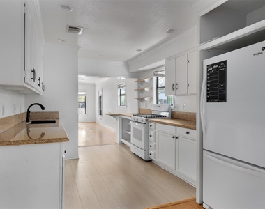 2710 E 3rd St - Photo Thumbnail 5