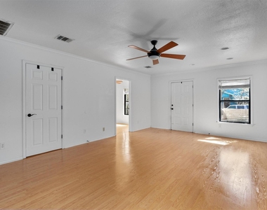 2710 E 3rd St - Photo Thumbnail 6