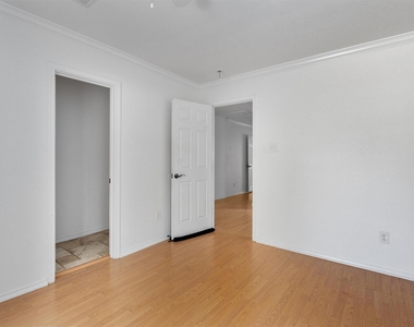 2710 E 3rd St - Photo Thumbnail 10