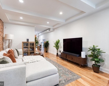 1025 S Bouldin Street - Photo Thumbnail 2