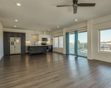 4361 S Congress Ave - Photo Thumbnail 2