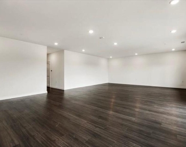 4361 S Congress Ave - Photo Thumbnail 7