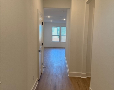 221 Groveland Dr - Photo Thumbnail 3
