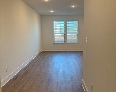 221 Groveland Dr - Photo Thumbnail 7