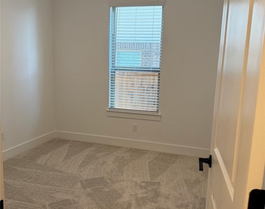 221 Groveland Dr - Photo Thumbnail 6