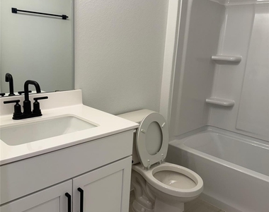 221 Groveland Dr - Photo Thumbnail 5