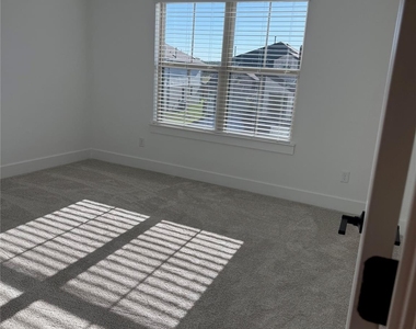 221 Groveland Dr - Photo Thumbnail 17