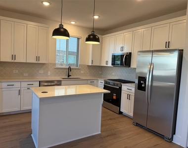 221 Groveland Dr - Photo Thumbnail 10