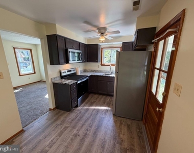 201 Giddings Avenue - Photo Thumbnail 4