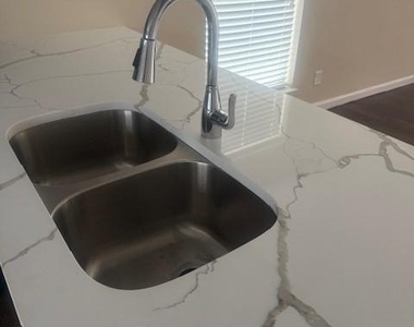 908 Guadalupe St - Photo Thumbnail 5