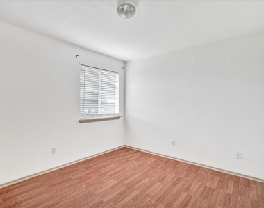 1405 Scottsdale Dr - Photo Thumbnail 13