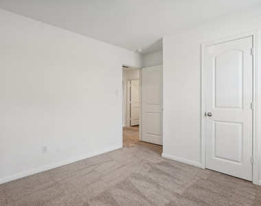 517 Riverdale Dr - Photo Thumbnail 25