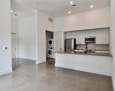 2709 E 5th St - Photo Thumbnail 8