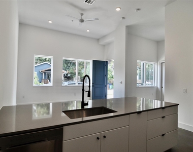 2709 E 5th St - Photo Thumbnail 3