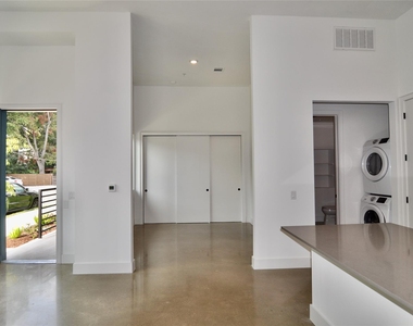 2709 E 5th St - Photo Thumbnail 4