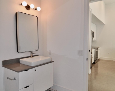 2709 E 5th St - Photo Thumbnail 6