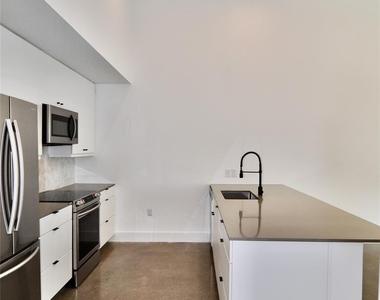 2709 E 5th St - Photo Thumbnail 7