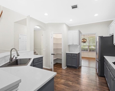 2225 Speidel Dr - Photo Thumbnail 11
