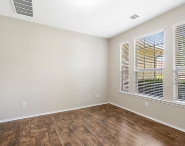 2225 Speidel Dr - Photo Thumbnail 4