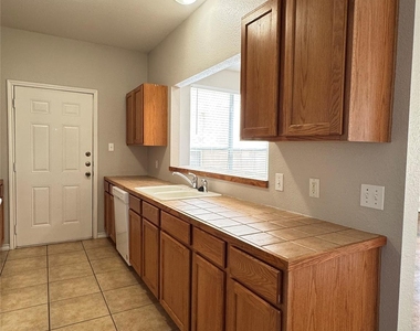 126 Sandstone Dr - Photo Thumbnail 3