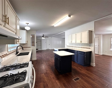 305 Cougar Ave N - Photo Thumbnail 8