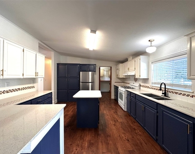 305 Cougar Ave N - Photo Thumbnail 7