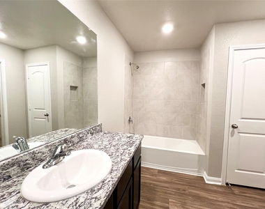 1033 Riverdale Cv - Photo Thumbnail 15