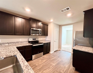 1033 Riverdale Cv - Photo Thumbnail 7