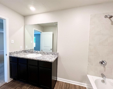 1033 Riverdale Cv - Photo Thumbnail 13