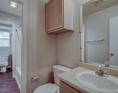 2211 Creekside C Ln - Photo Thumbnail 18