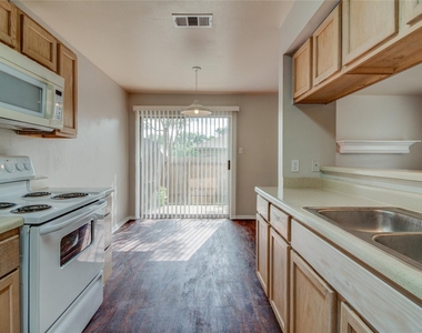 2211 Creekside C Ln - Photo Thumbnail 9