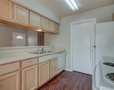 2211 Creekside C Ln - Photo Thumbnail 10