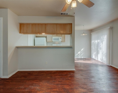 2211 Creekside C Ln - Photo Thumbnail 4