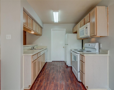 2211 Creekside C Ln - Photo Thumbnail 7