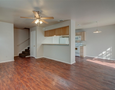 2211 Creekside C Ln - Photo Thumbnail 6