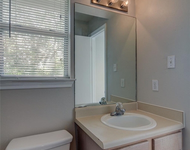 2211 Creekside C Ln - Photo Thumbnail 17