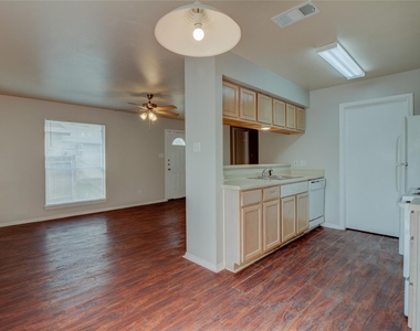 2211 Creekside C Ln - Photo Thumbnail 11