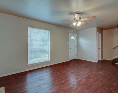2211 Creekside C Ln - Photo Thumbnail 2