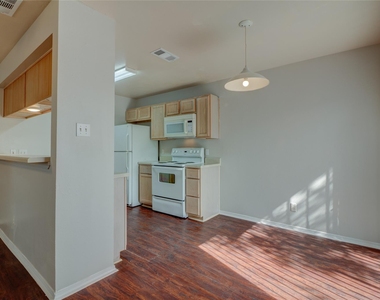 2211 Creekside C Ln - Photo Thumbnail 8