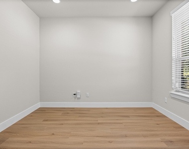 1516 William Bee Dr - Photo Thumbnail 4