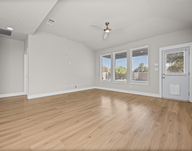 1516 William Bee Dr - Photo Thumbnail 14
