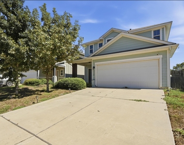 528 Twisted Oaks Ln - Photo Thumbnail 3