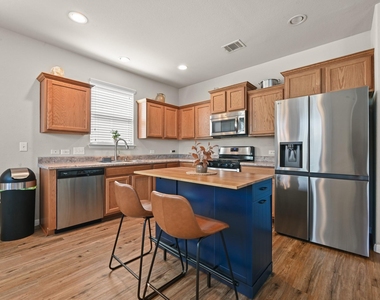 528 Twisted Oaks Ln - Photo Thumbnail 10