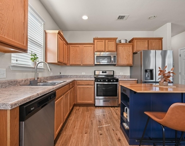 528 Twisted Oaks Ln - Photo Thumbnail 11