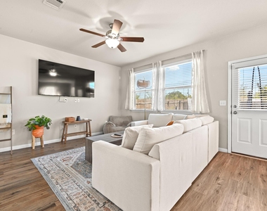 528 Twisted Oaks Ln - Photo Thumbnail 8