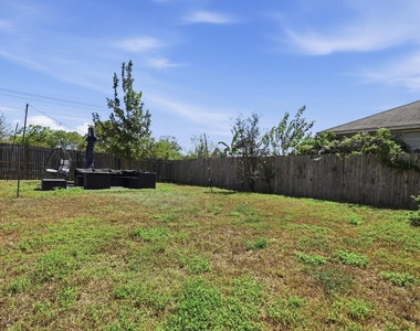 528 Twisted Oaks Ln - Photo Thumbnail 23