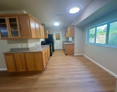 2512 Baxter Dr - Photo Thumbnail 5