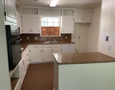 806 Merritt Dr - Photo Thumbnail 3