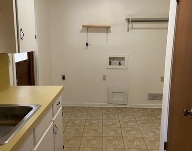 806 Merritt Dr - Photo Thumbnail 7