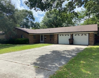 806 Merritt Dr - Photo Thumbnail 1
